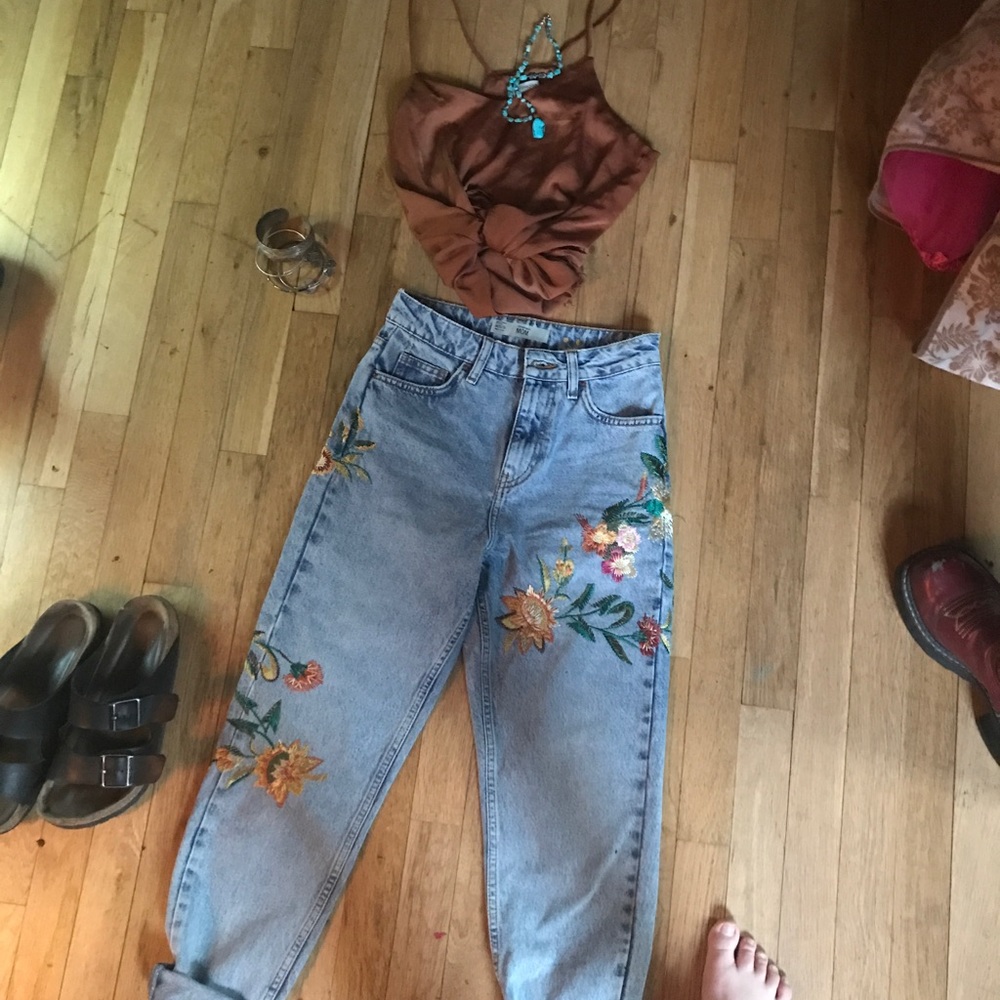 EMBROIDERED FLORAL MOM JEANS TOPSHOP NWOT ✨✨